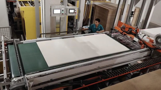 comprar Línea de prensado de ciclo corto de 4'×8' para paneles decorativos Prensa hidráulica para madera contrachapada online manufacture